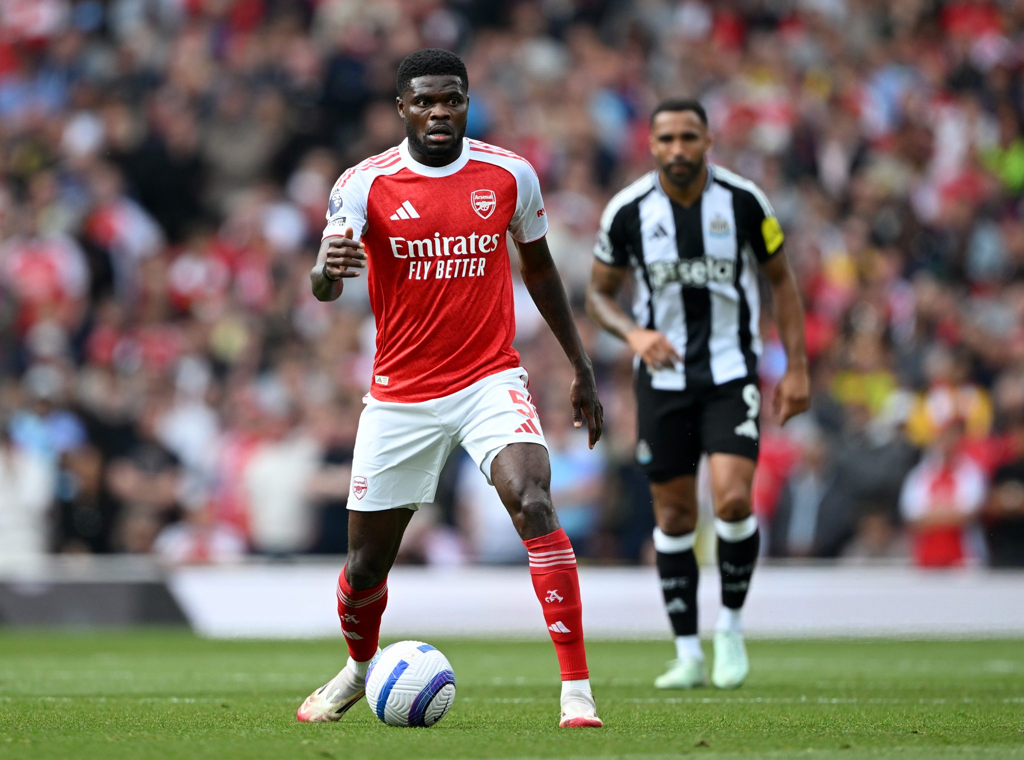 Barcelona in Talks with Arsenal Midfielder Thomas Partey Over Free Transfer.